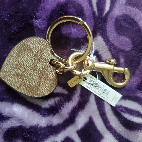 Coach -  Signature Heart Key Ring - Picture 5 of 7